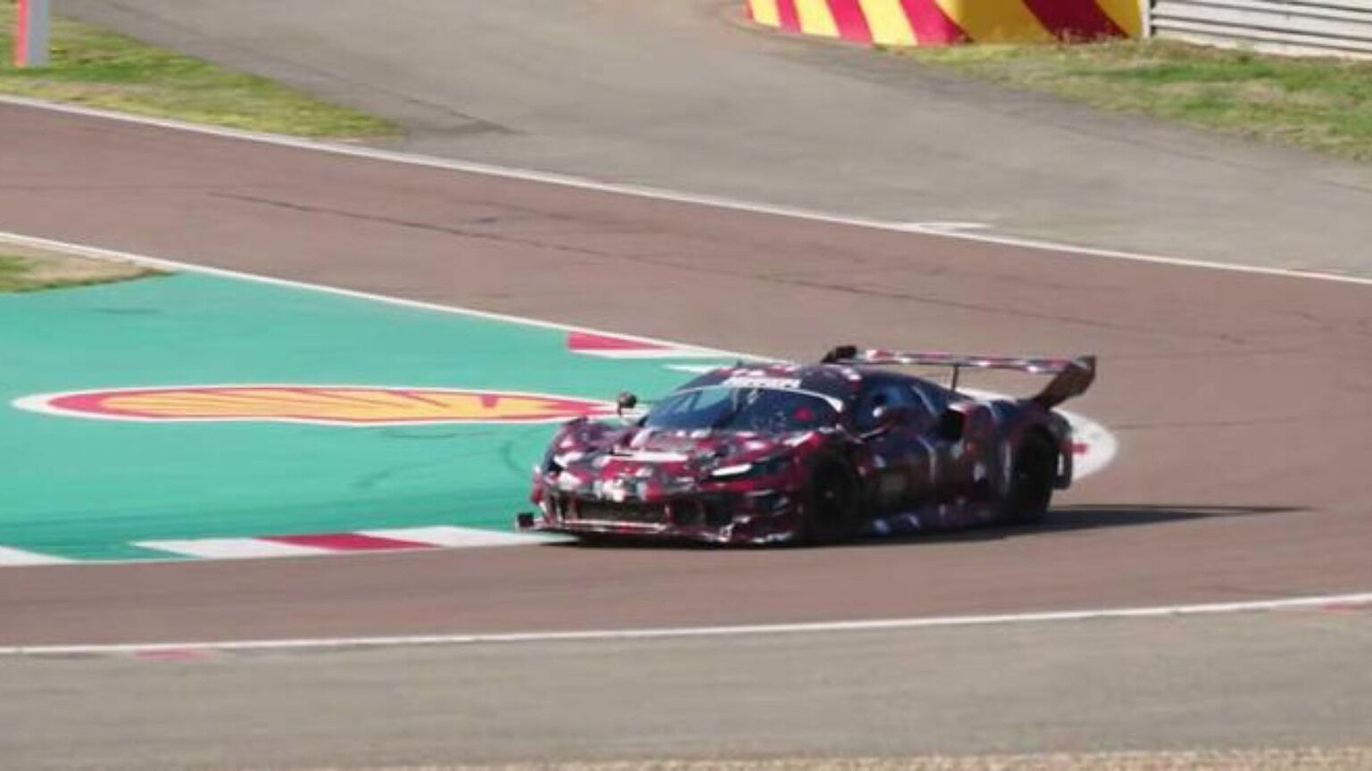 Ferrari misteriosa avvistata in test a Fiorano, è simile alla 296 GTB | FOTO