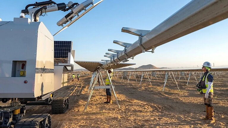 Robot nel deserto del Mojave: così nasce un impianto solare da record