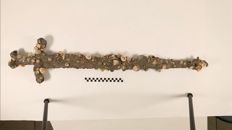 Israele: studente trova spada crociata del XII secolo mentre nuota in mare