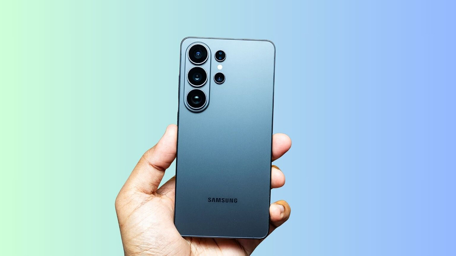 Samsung Galaxy S26 Ultra causerebbe problemi agli occhi: le segnalazioni