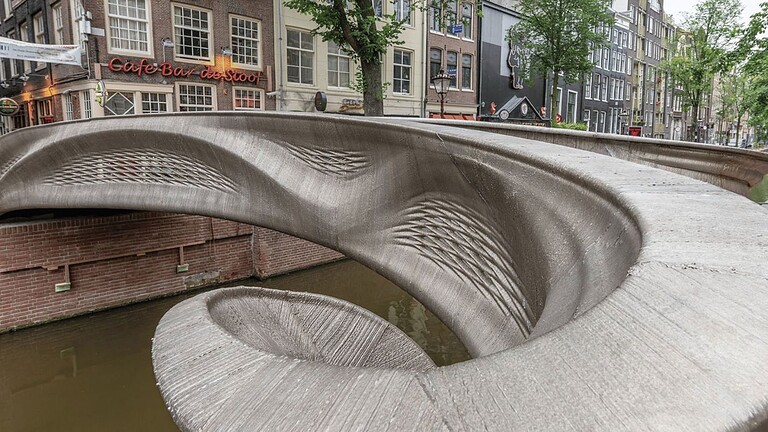 Amsterdam: il ponte stampato in 3D che osserva chi lo attraversa