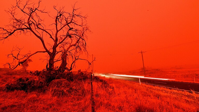 Cielo rosso in Australia: cosa si nasconde dietro il fenomeno virale