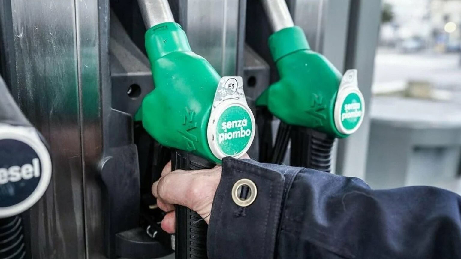Benzina esaurita in Italia: i cartelli dei distributori preoccupano