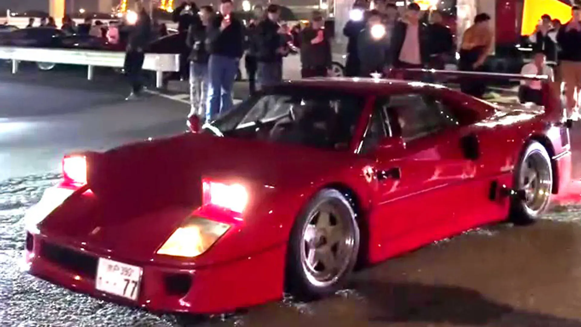 Lewis Hamilton in Ferrari F40 al raduno di Daikoku: fan impazziti_1