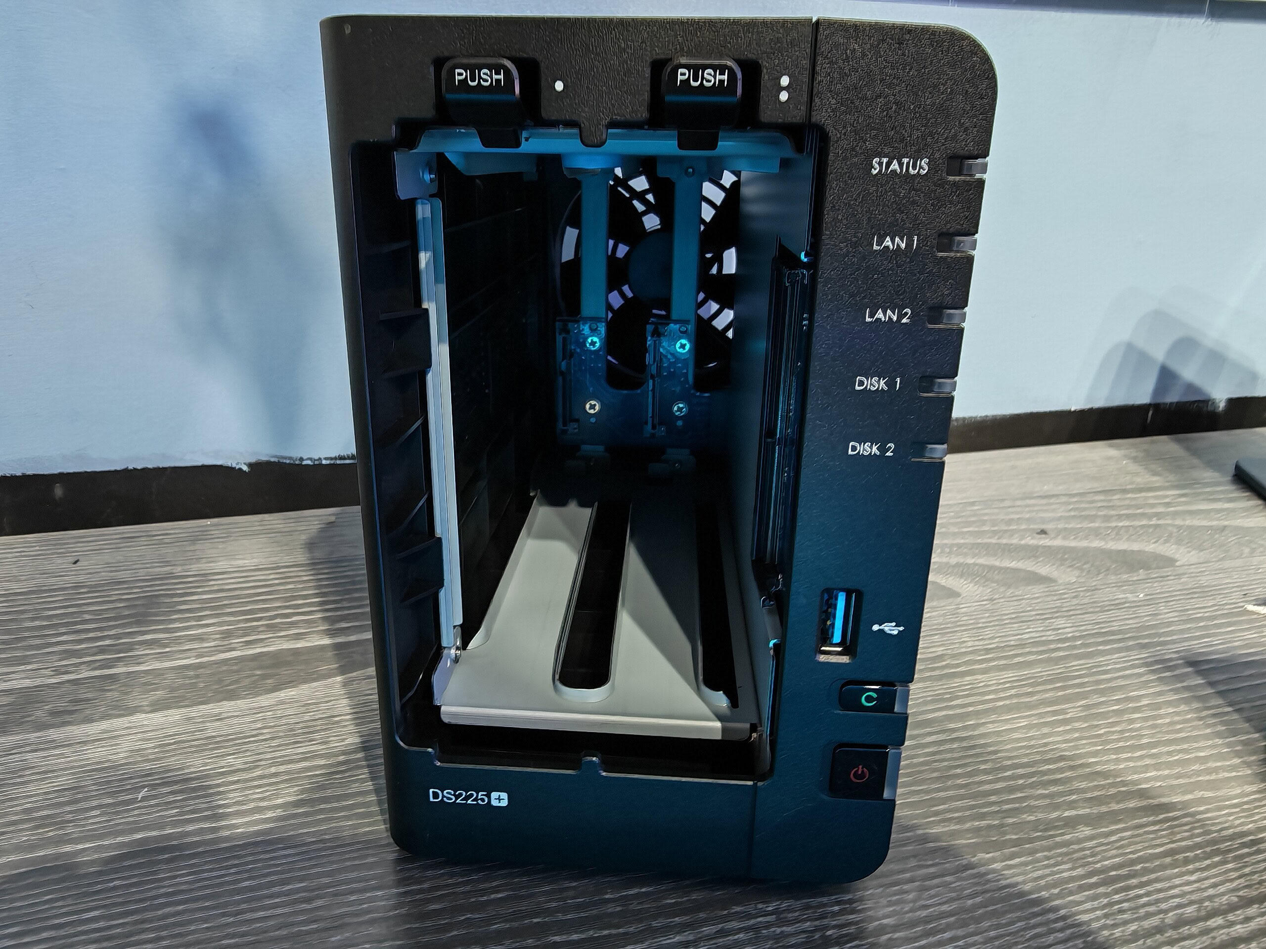 Synology DS225+ - design Synology DS225+ - design