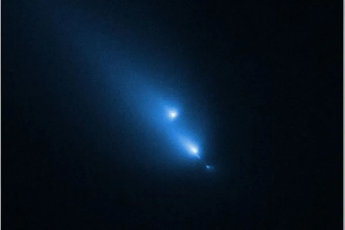 Cometa si spezza in diretta: evento rarissimo fotografato dal telescopio Hubble_1