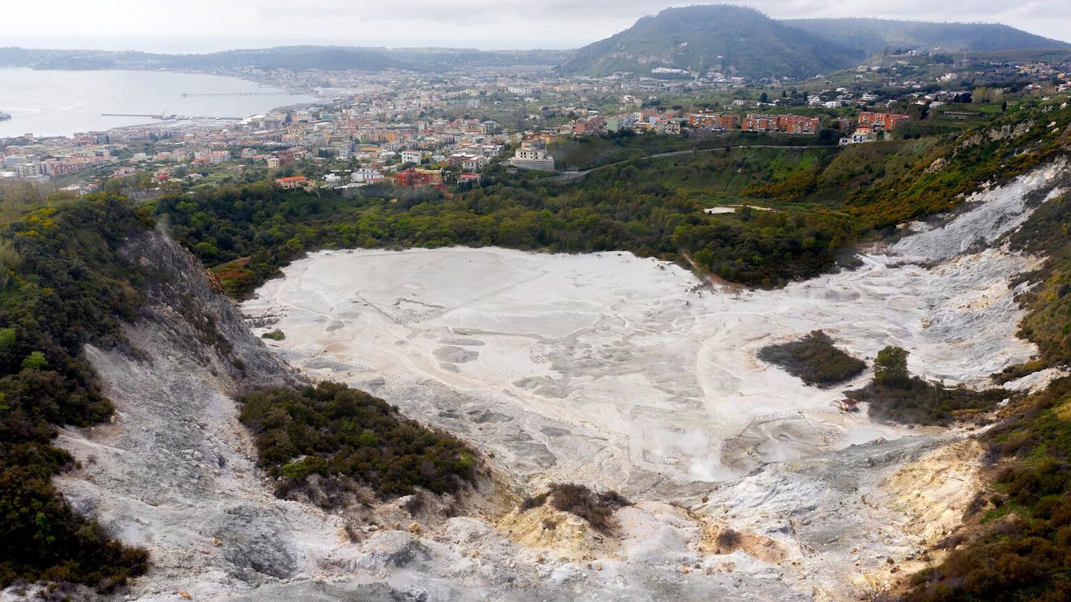 Campi Flegrei, il suolo non smette di salire: cosa sta succedendo ancora?