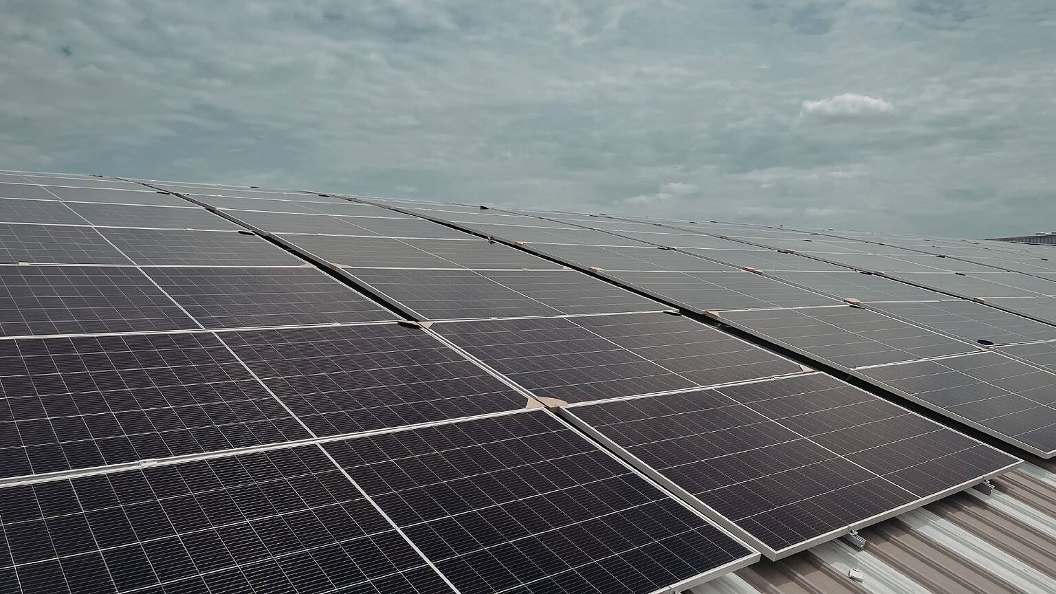 Tecnologia innovativa con i pannelli solari ibridi
