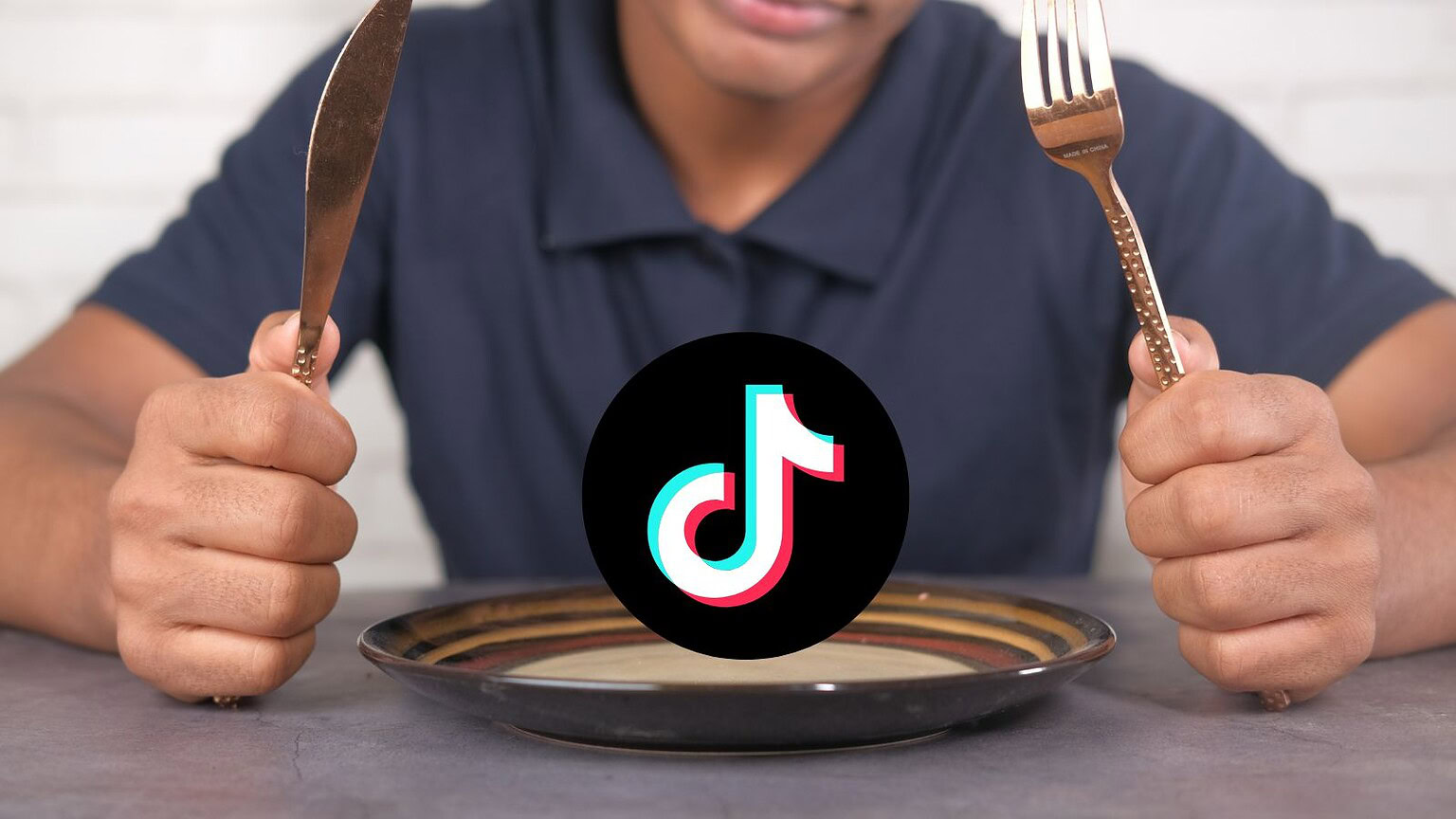 TikTok: lo strano trend di masticare senza mangiare preoccupa gli esperti
