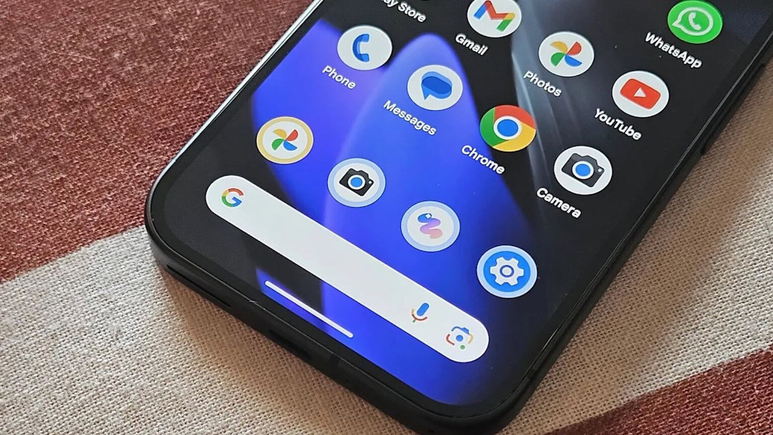 Google Pixel: la barra di ricerca cambia ancora con Android 16