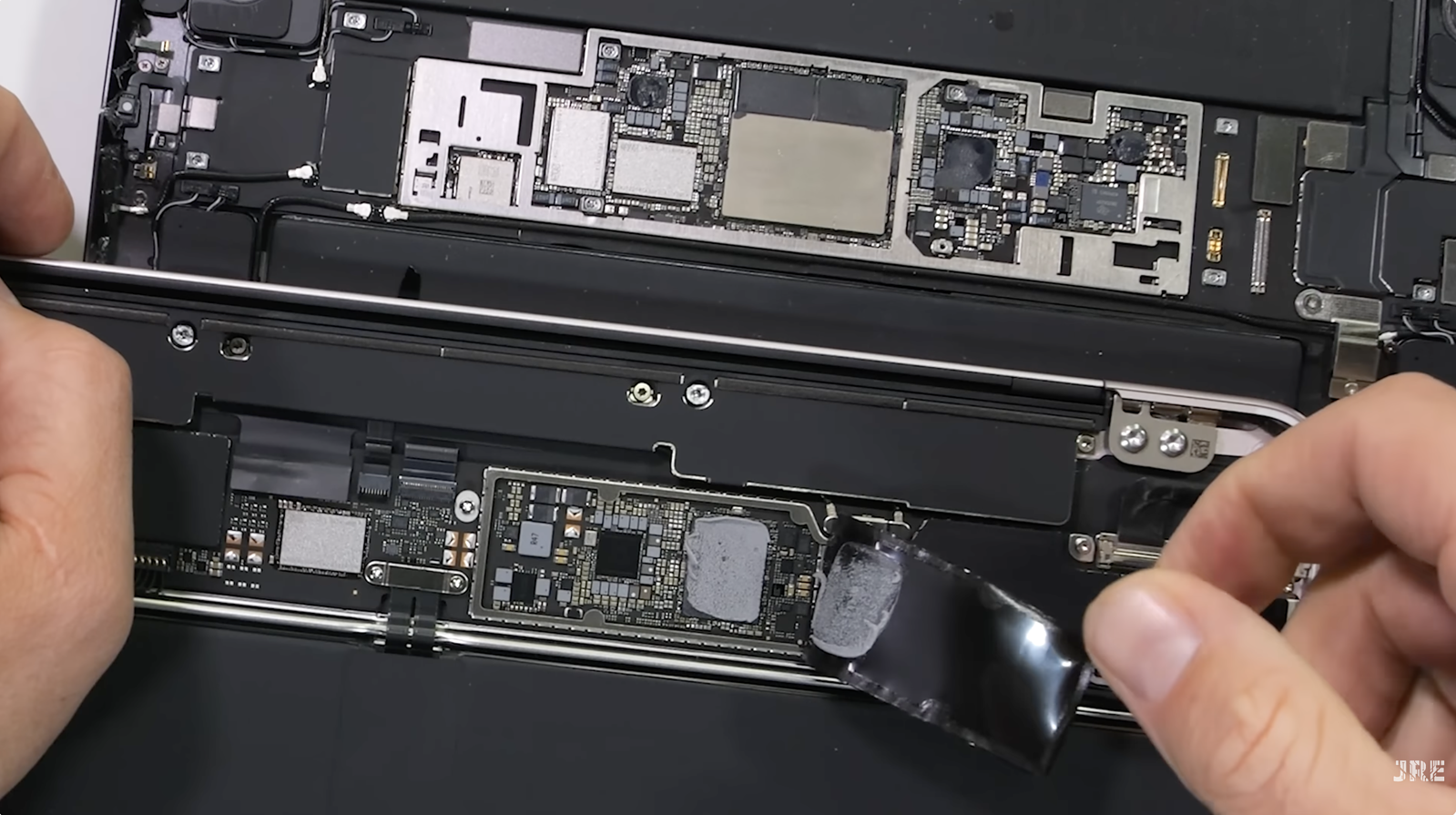 MacBook Neo, questa volta lo smonta JerryRigEverything: eccolo pezzo per pezzo_2