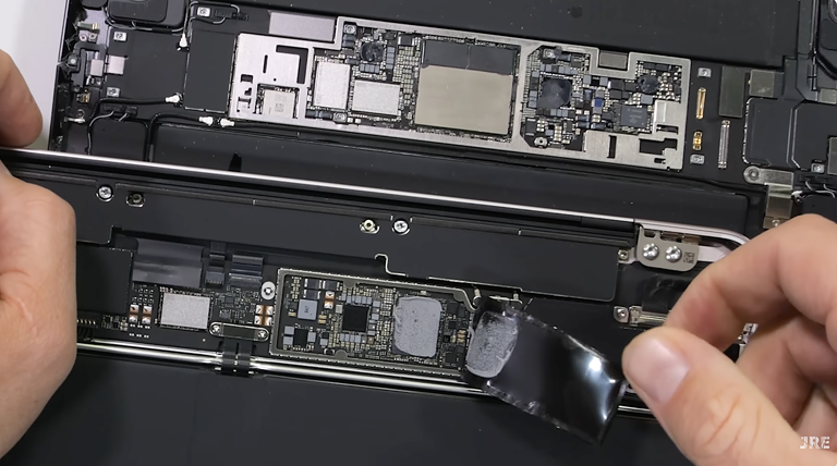MacBook Neo, questa volta lo smonta JerryRigEverything: eccolo pezzo per pezzo_2