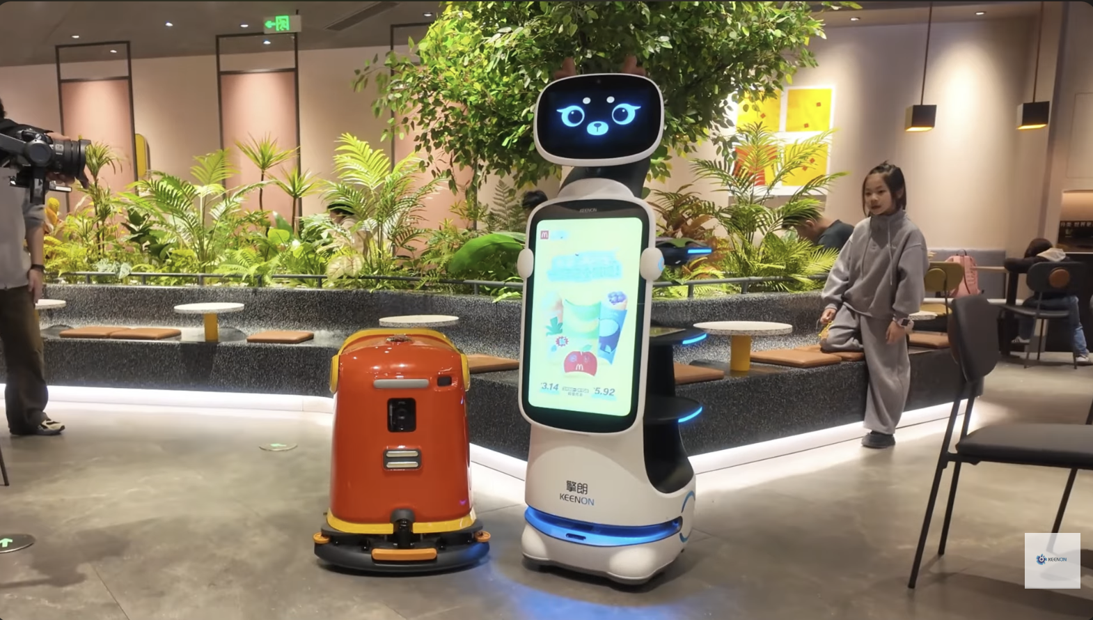 McDonald's testa robot umanoidi a Shanghai: servono ai tavoli_2