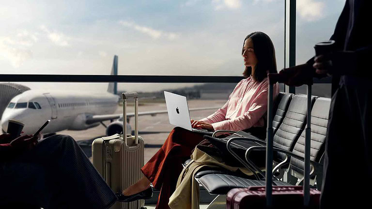 Apple prepara il MacBook Pro con touch e OLED per il 2027, mantenendo il design classico e integrando un’interfaccia più “toccabile”.