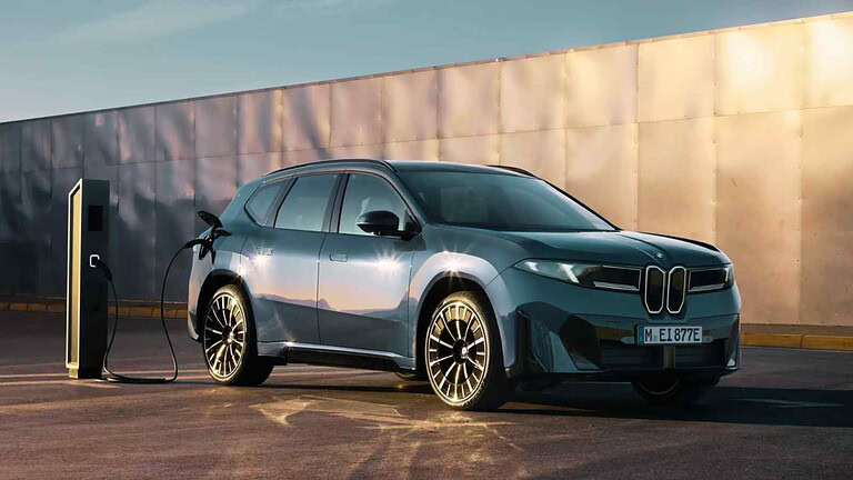 La BMW iX3 registra ordini record e prepara il debutto della nuova i3, guidando la crescita della "Neue Klasse" elettrica.