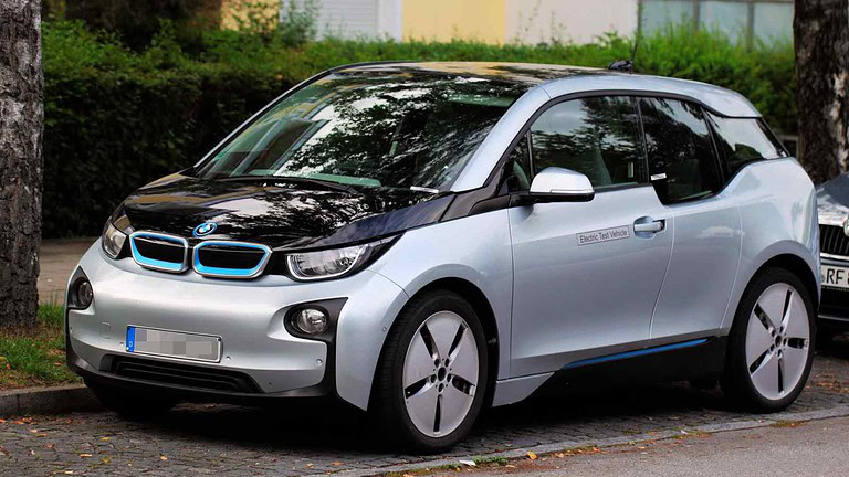 Il 18 marzo BMW presenta la nuova i3 elettrica: berlina Neue Klasse con fino a 464 CV e oltre 800 km di autonomia.