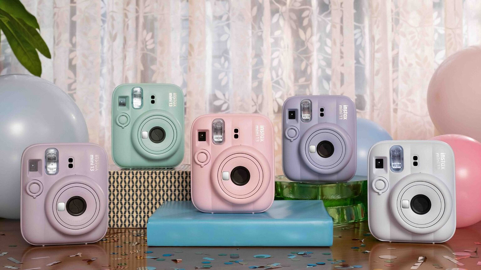 Fujifilm lancia ufficialmente la nuova instax mini 13: arriva l’autoscatto nell'era pop