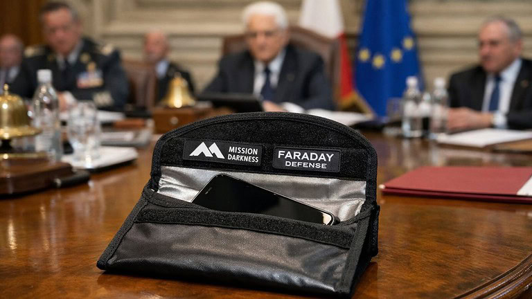 Faraday bag: le strane custodie al Consiglio Supremo di Difesa
