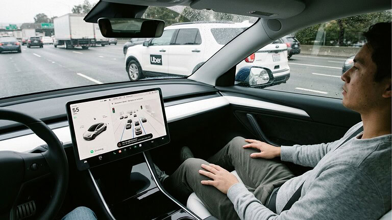 Tesla FSD, l’ex Uber svela il paradosso: quando funziona troppo bene è pericoloso