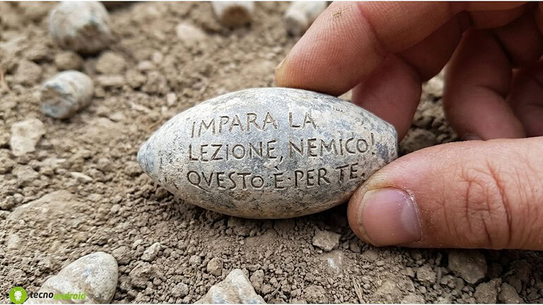Proiettile da fionda di 2.100 anni con messaggio beffardo per il nemico