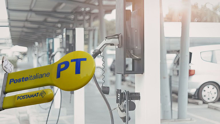 Poste Italiane porta colonnine elettriche gratis nei piccoli Comuni