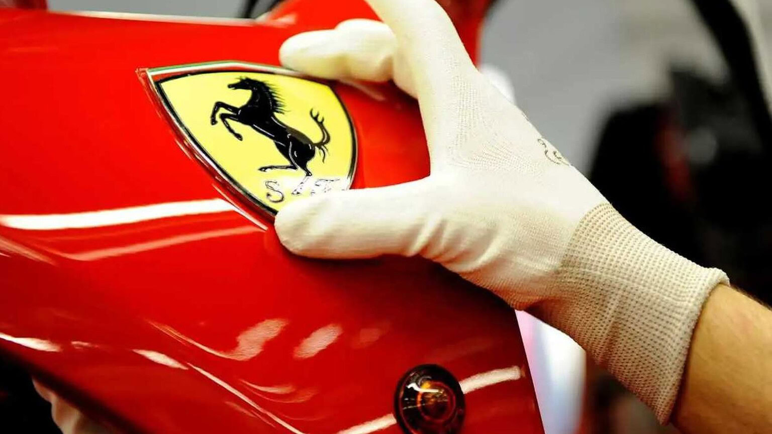 Ferrari brevetta un powertrain ibrido serie con due 6 cilindri a V