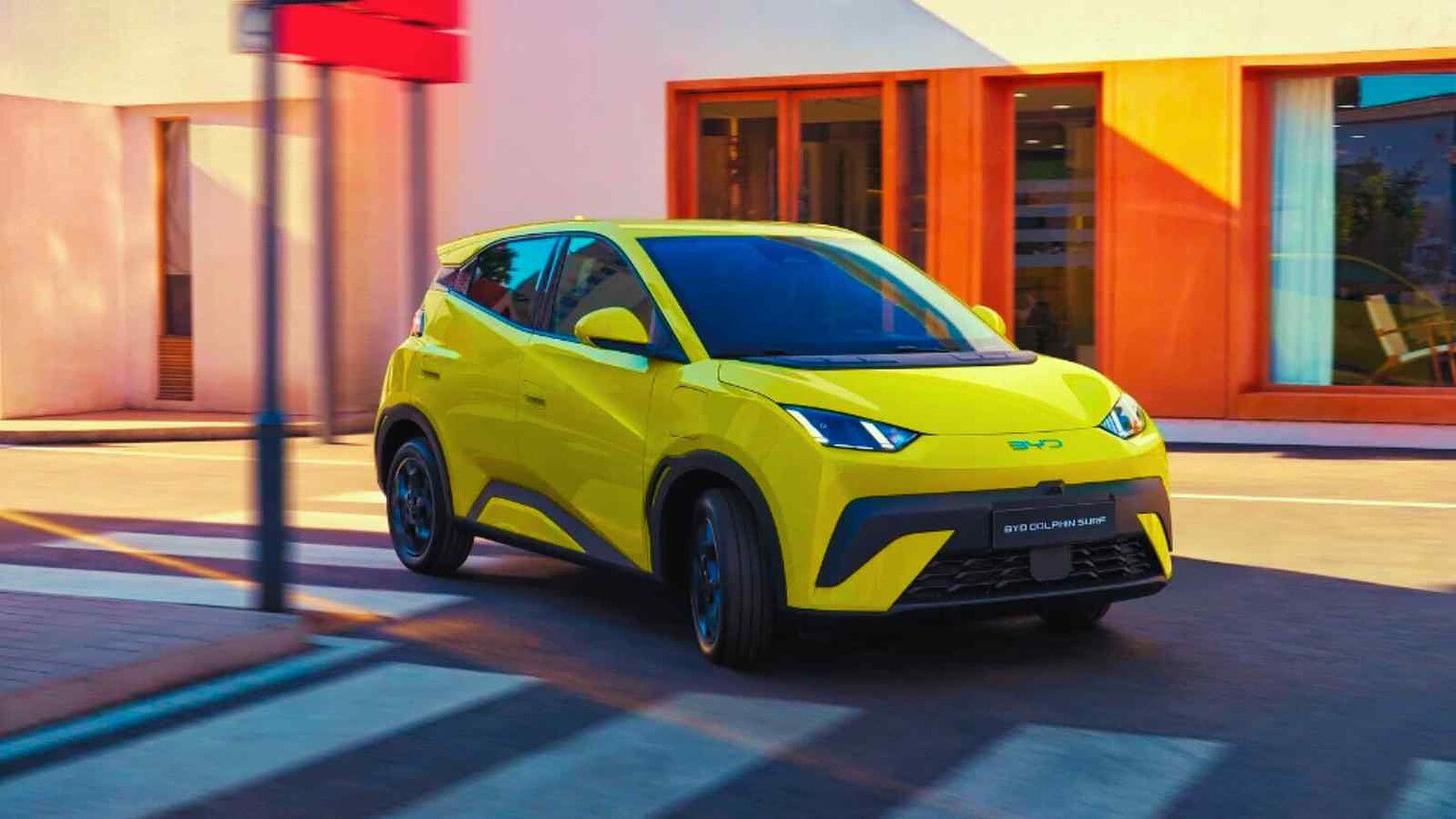 La Gen Z negli USA adotta auto cinesi per prezzo e familiarità, mentre in Europa i marchi come BYD puntano su ibridi e produzione locale.