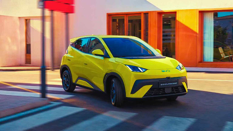 La Gen Z negli USA adotta auto cinesi per prezzo e familiarità, mentre in Europa i marchi come BYD puntano su ibridi e produzione locale.