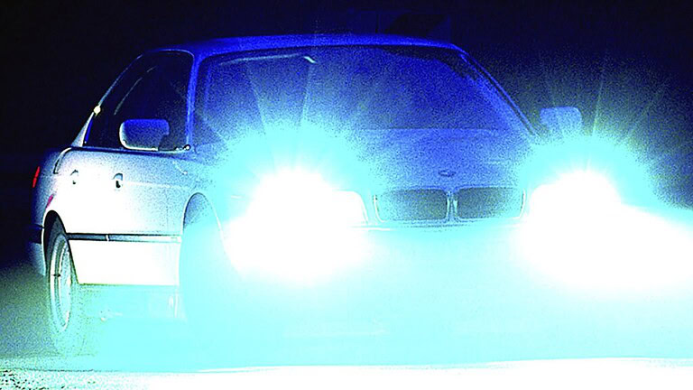Fari troppo luminosi: 6 automobilisti su 10 non ne possono più - abbagliamento fari auto