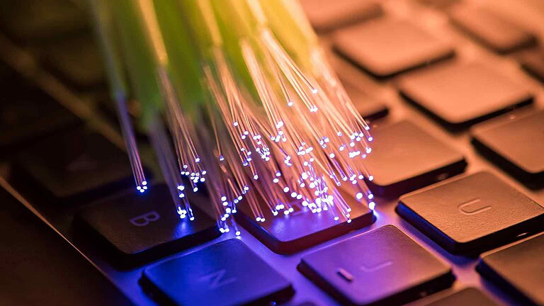 Google Fiber passa a Stonepeak: Alphabet resta minoritaria mentre la fusione con Astound punta a rafforzare la fibra USA.