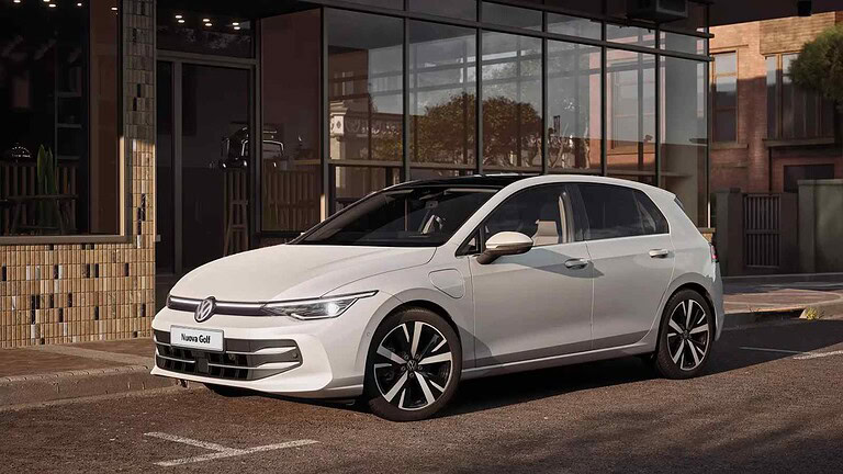 La Volkswagen Golf IX mantiene il design iconico della Golf ma debutta elettrica con piattaforma SSP e ricarica rapida avanzata.