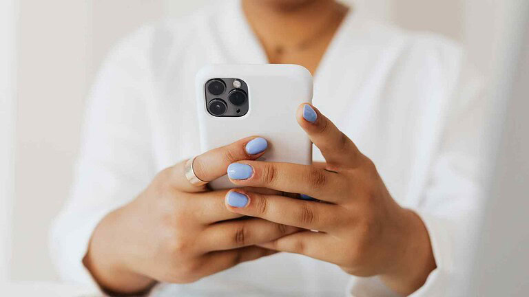 Apple punta a uniformare gli schermi iPhone con LTPO+, CoE e refresh adattivo per più efficienza e un’esperienza visiva coerente.