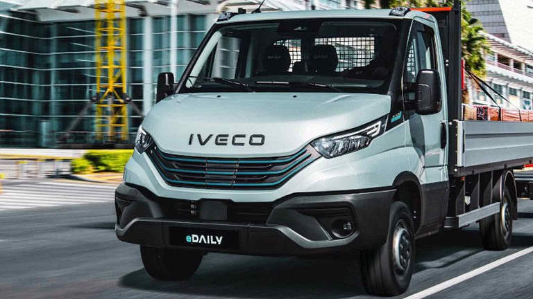 Un Iveco eDaily si ricarica in movimento sulla A35 Brebemi grazie alla tecnologia wireless dinamica, estendendo l’autonomia elettrica.
