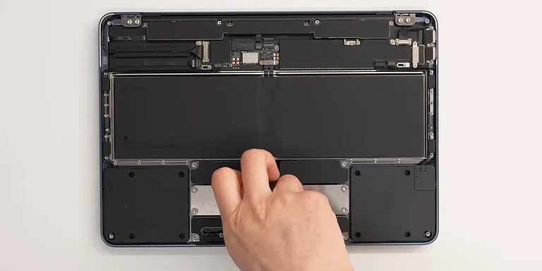 MacBook Neo smontato: ecco cosa nasconde sotto la scocca