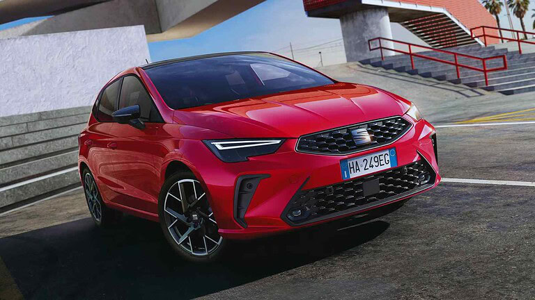 La nuova SEAT Ibiza 2026 aggiorna design e infotainment, resta a benzina e punta su semplicità, costi contenuti e guida divertente.
