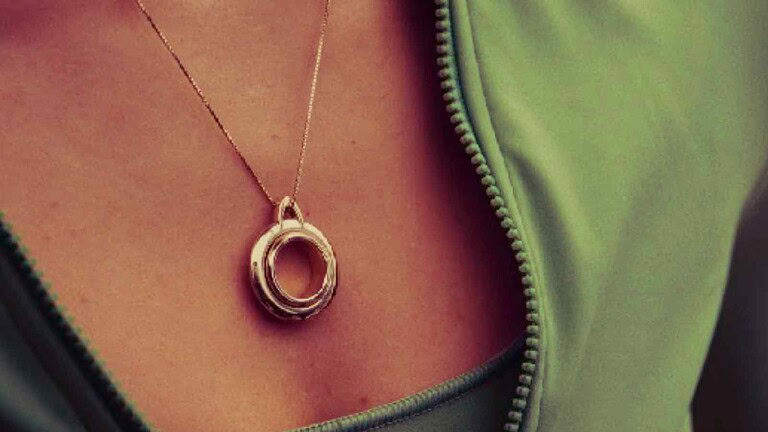 Taya Necklace è un pendente smart che registra solo la voce del proprietario, trasformandola in note gestite da un’assistente AI.