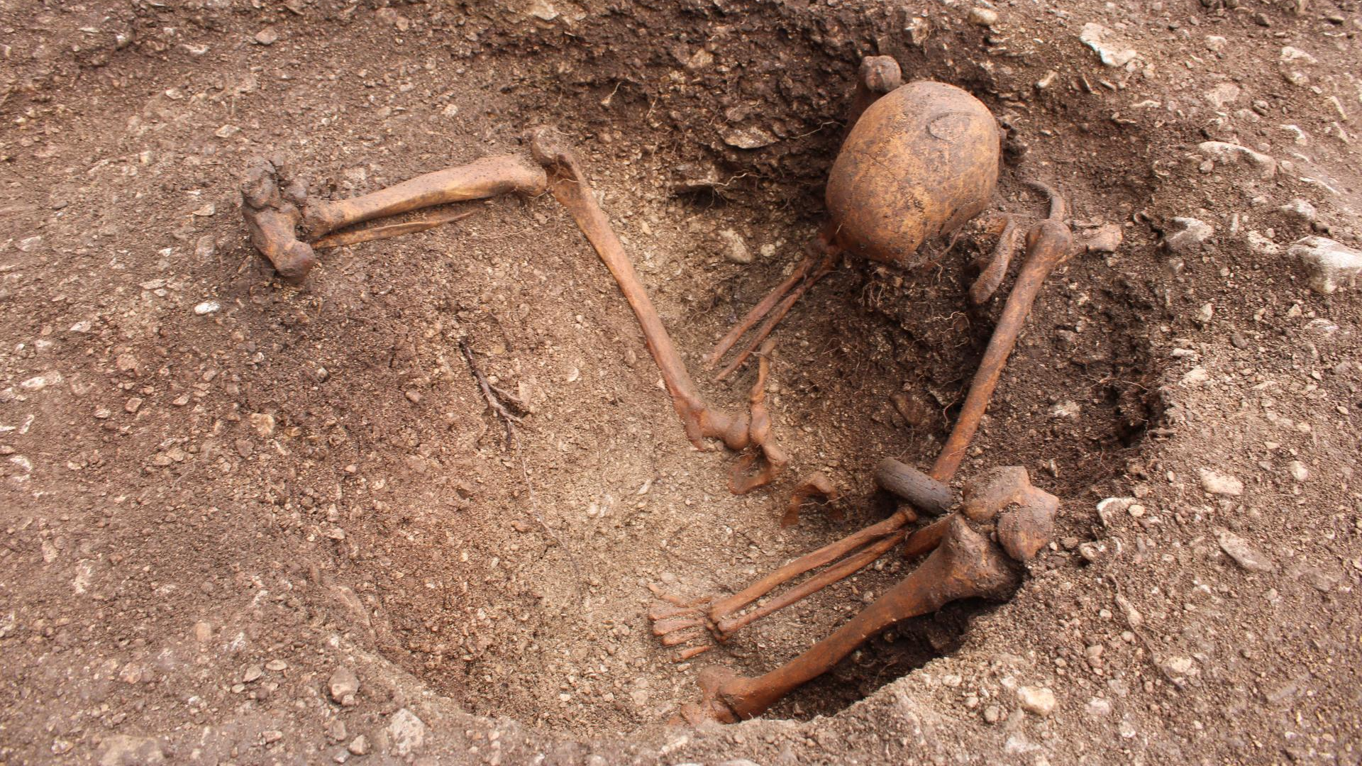 Tombe celtiche scoperte in Francia: i corpi erano disposti in modo strano_3
