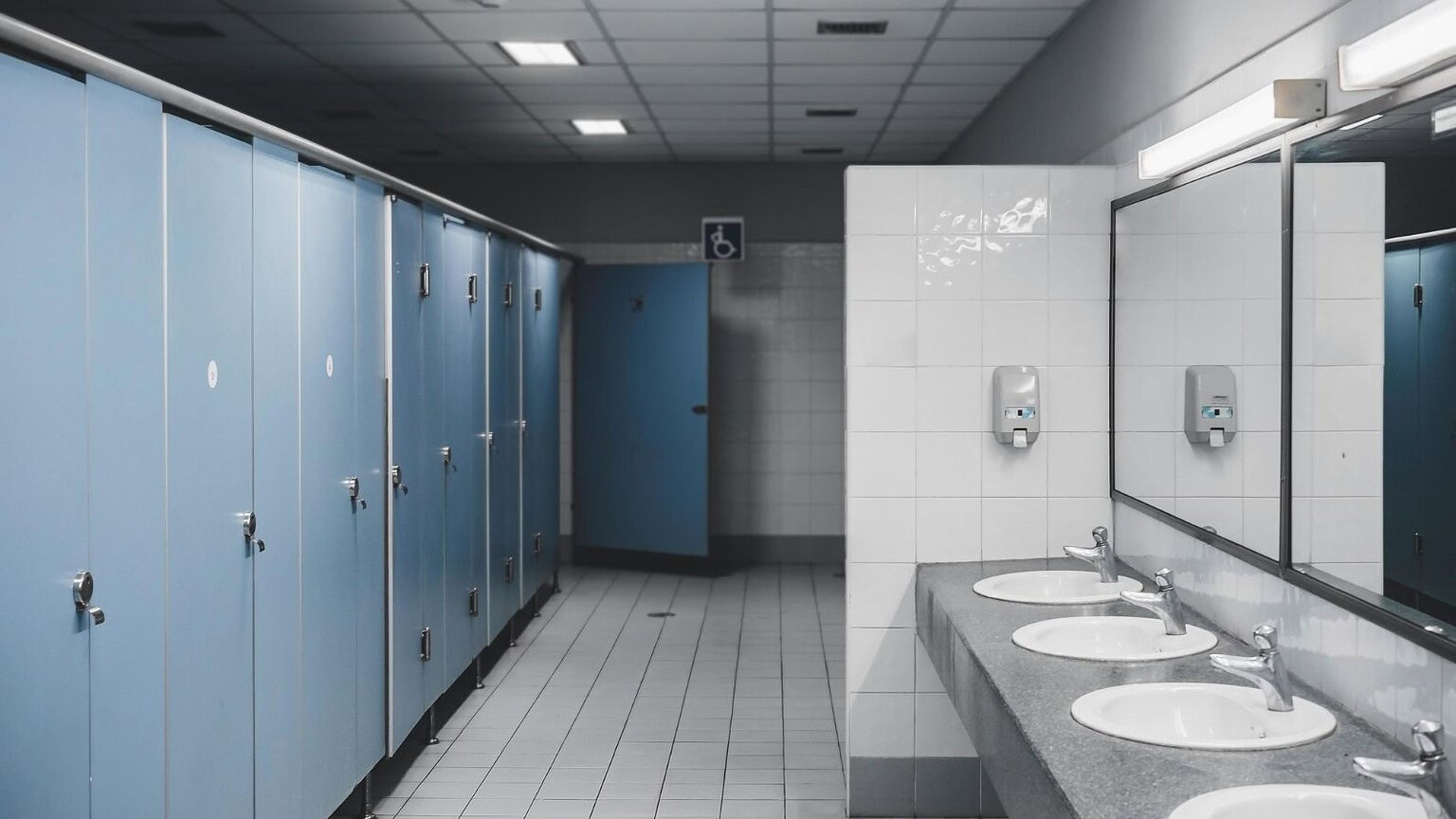 Bagni pubblici: la superficie più sporca non è quella che pensi