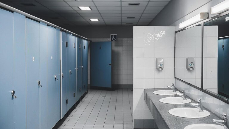 Bagni pubblici: la superficie più sporca non è quella che pensi