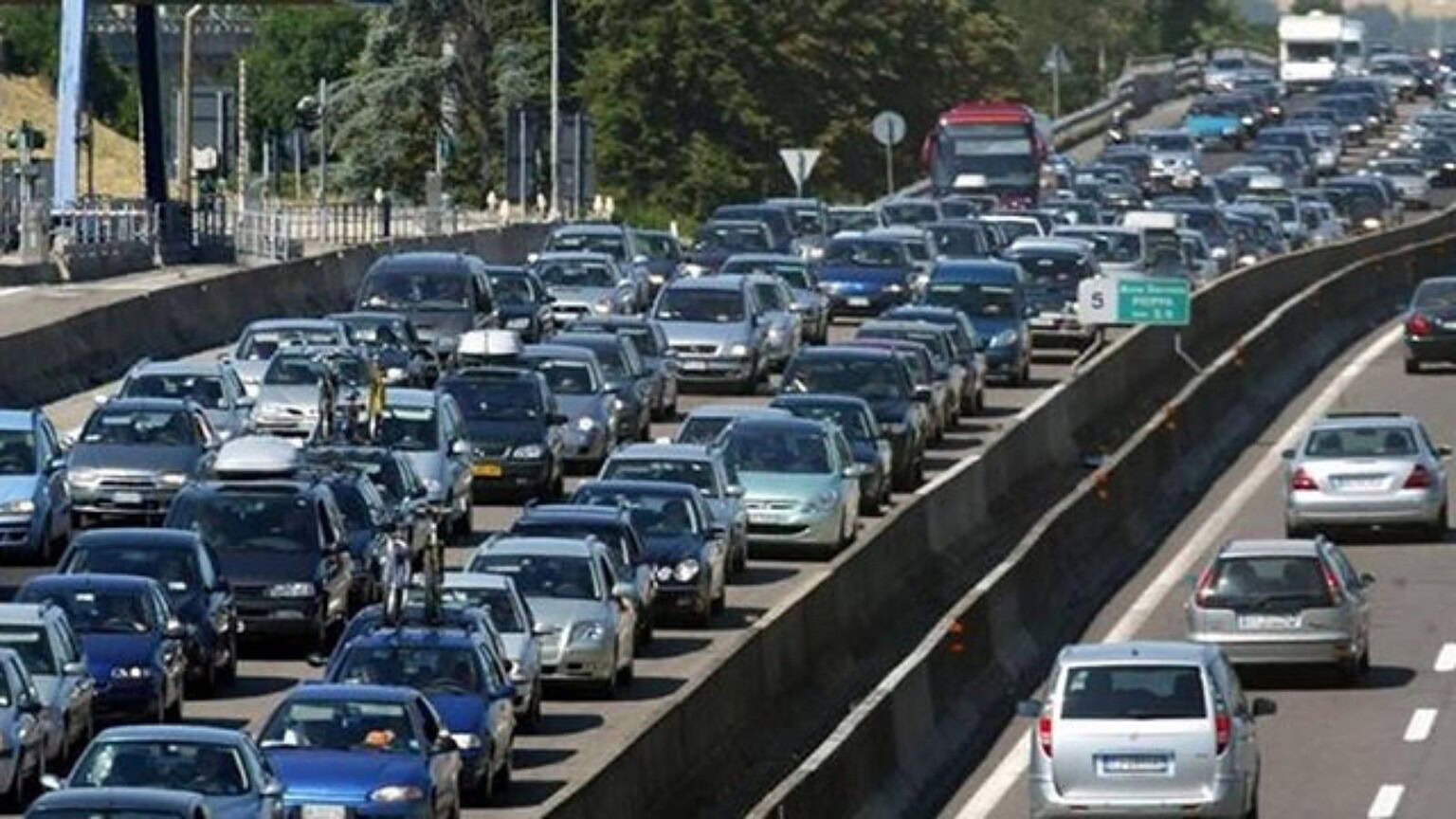 Pasqua 2026, incubo traffico: i giorni da evitare in autostrada