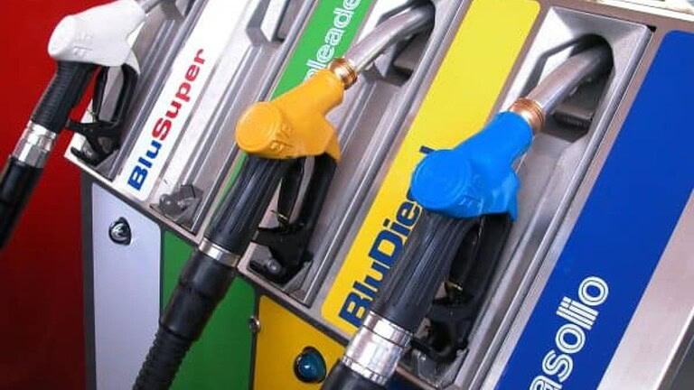Caro carburanti: il Governo valuta tassa sugli extraprofitti