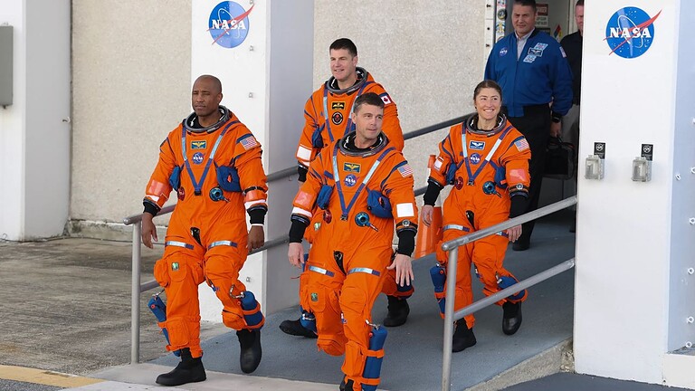 NASA: perché le tute degli astronauti non sono più bianche ma arancioni