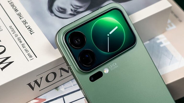 Xiaomi 18 Pro avrà doppia cam da 200 MP e una batteria pazzesca