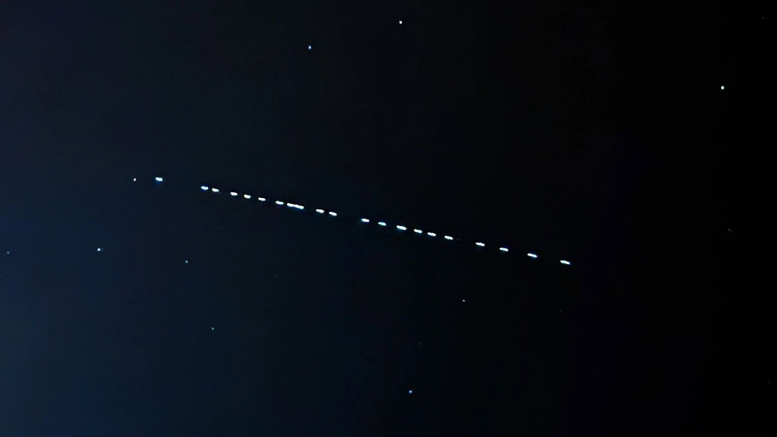 Starlink, un altro satellite esploso in orbita misteriosamente