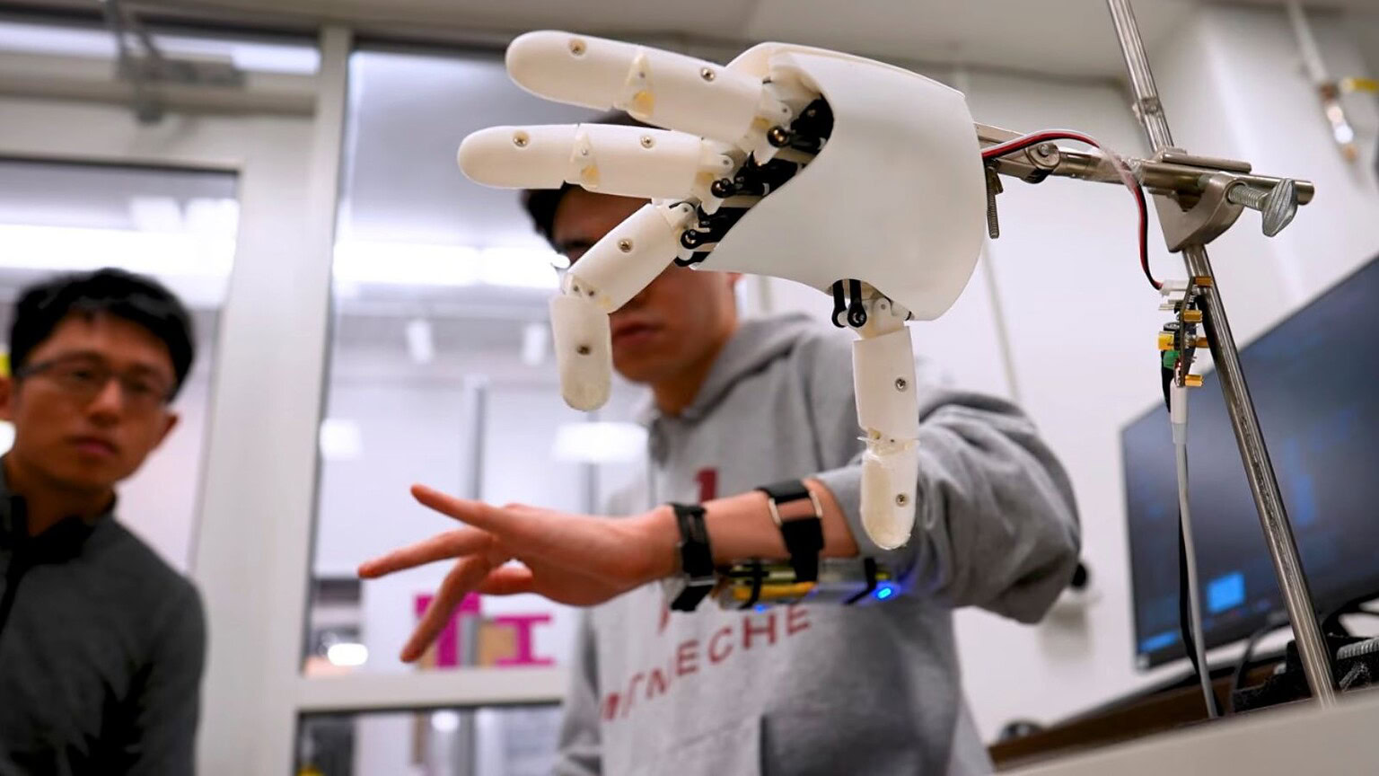 Bracciale MIT a ultrasuoni: controlla una mano robotica dal polso