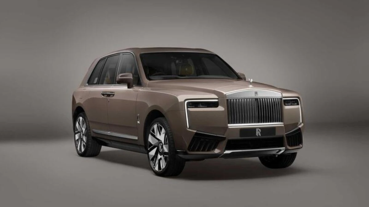 Rolls-Royce Cullinan elettrica: il cofano si apre in tre parti, mai visto prima