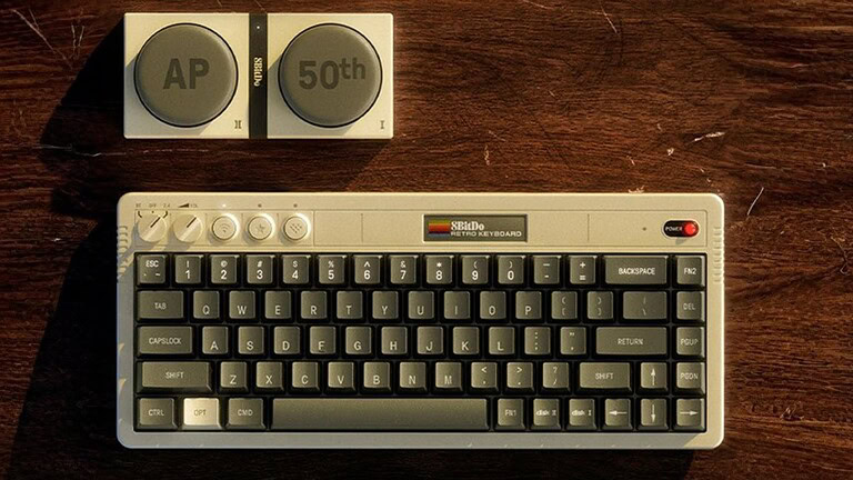 8BitDo AP50: la tastiera vintage che celebra i 50 anni di Apple