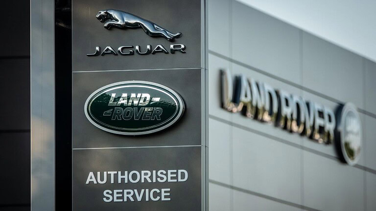 Jaguar Land Rover richiama 170.000 SUV: colpa di un microchip