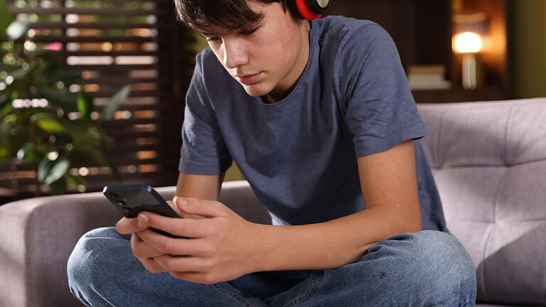 Smartphone e giovani: 10 volte più schermo che libri, i dati sono allarmanti
