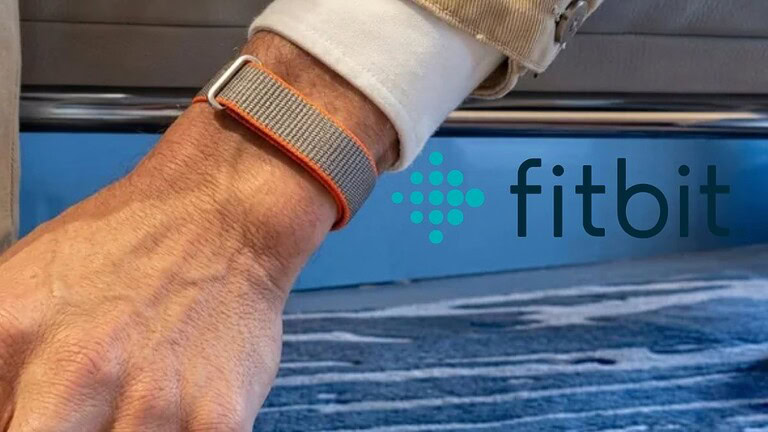 Fitbit senza schermo: il misterioso braccialetto avvistato al polso di Steph Curry